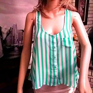 Pistachio and white top🎋😃